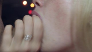 Блондинка делает красивый медленный Минет крупным планом, кончает на лицо