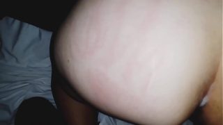 La mamá de mi amigo nunca había cogido por el culo pero de tan caliente me deja meterle toda la verga y le duele pero le encanta